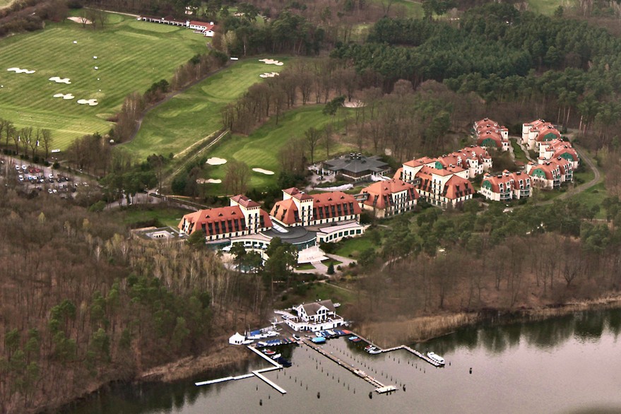 Scharmützelsee_Golf_Yacht.jpg