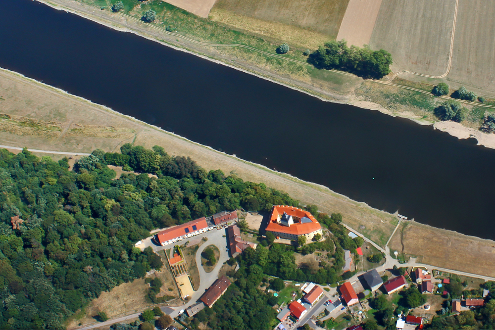 Elbe_ SchlosszuHirschstein.jpg